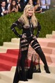 Madonna a 2016-os Met-gálán fedte fel, majdnem minden "titkát", ebben a merész Givenchy kreációban. Kockázatos választását később politikai nyilatkozatként magyarázta, a nők jogait illetően