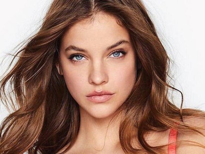 Csak homokszemek takarják Palvin Barbi testét új fotóján