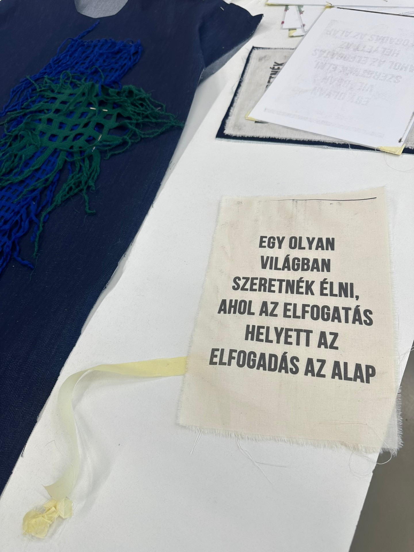 Marge politikai aktivista ruháját, mely az alapjogokból sorol fel pár nagyon aktuálisat, Szarvas Valentin tervezte a GLAMOUR gálára