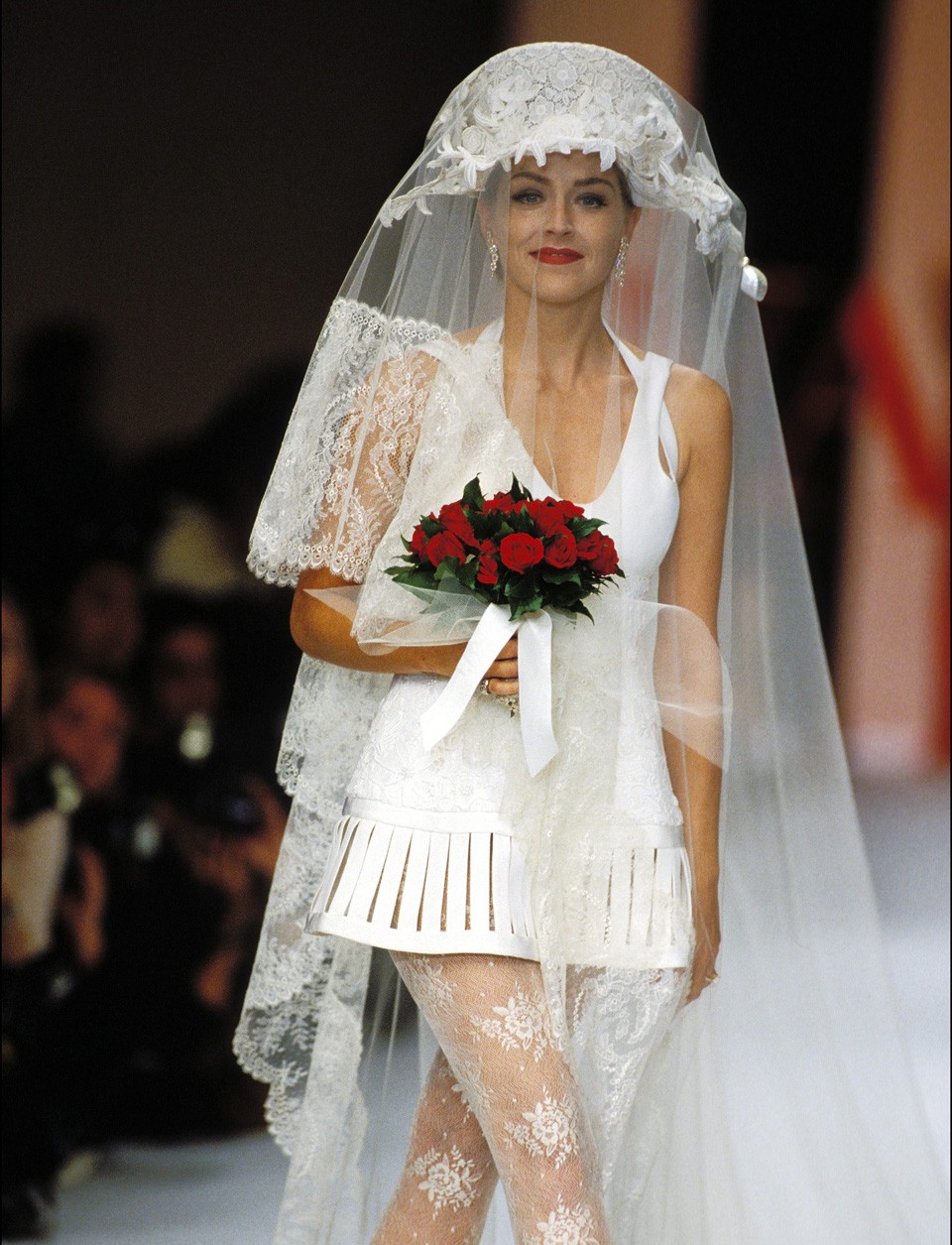  Sharon Stone 1993-ban a Valentino kifutóján