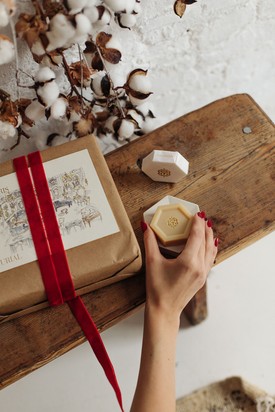 *Művészet és gondoskodás egy ajándékban*Imádjuk a szuper összeállításokat, így természetes, hogy odáig vagyunk az ANITATOTH Kiegyensúlyozó ünnepi szettjéért. A csomag tartalmazza a márka új, kardamom, édesnarancs, szegfűszeg és gyömbér illatjegyeit hordozó, antioxidánsokban és vitaminokban gazdag szappanját, illetve egy különleges szappantartót, melyet Ruzicska Tünde kerámiaművész készített. Kiegyensúlyozó ünnepi szett ANITATOTH 9900 Ft