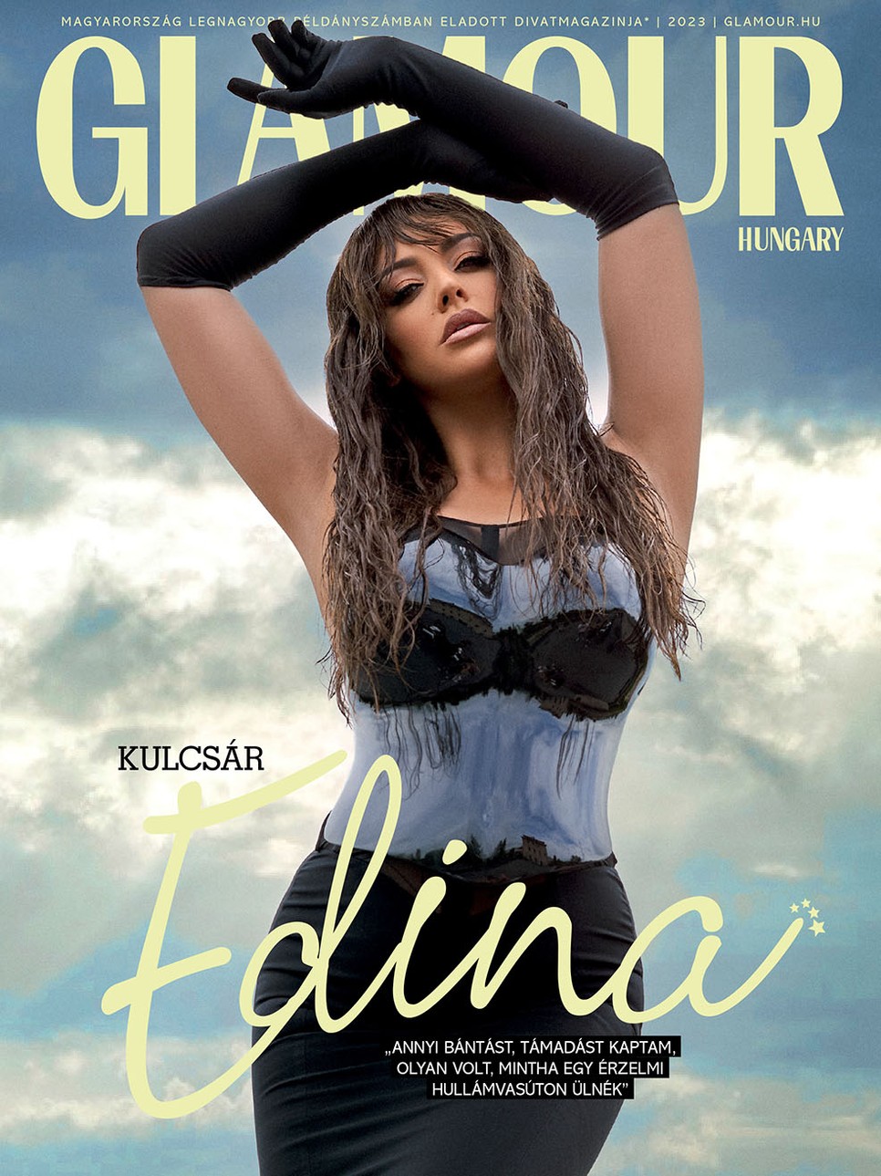 Stylist: Kiss Márk; Stylistasszisztens: Csaba Erika; Smink: Bényei Betti; Haj: Radván Simon Ruha H&M MUGLER; Plasztiktop KISSMARK X ALMA ABONYI;  Kesztyű SAINT LAURENT