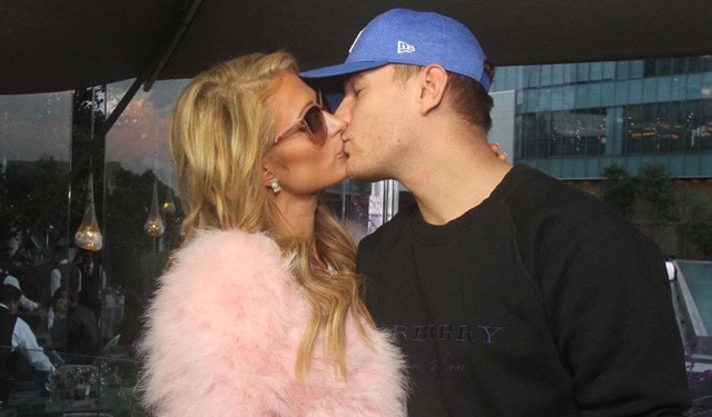 Paris Hilton és jegyese