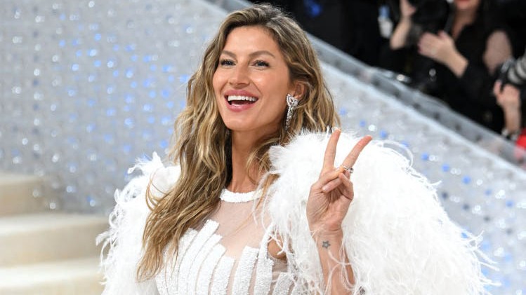 Gisele Bündchen egyedül lépett a Met gála fehér szőnyegére