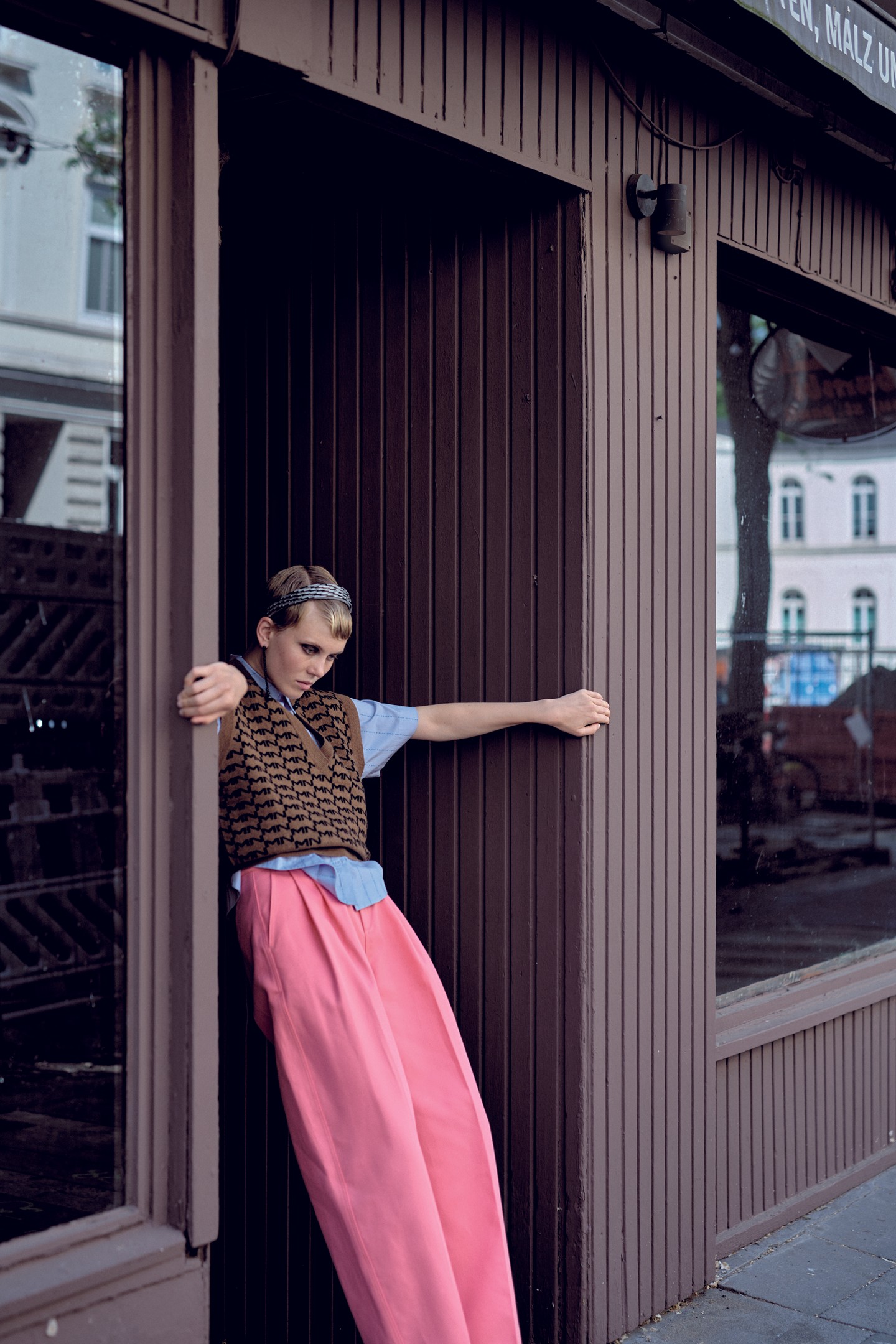 PÁRATLAN SZÍNPÁROSOK? LÉGY BÁTRAN SPONTÁNABB, A RÉGI KÖTÖTTSÉGEK HELYETT KOMBINÁLD A SZÍNEKET ÚJSZERŰEN! Kötött mellény, ing és nadrág MADS NORGAARD Hajpánt @eddamullermatej  