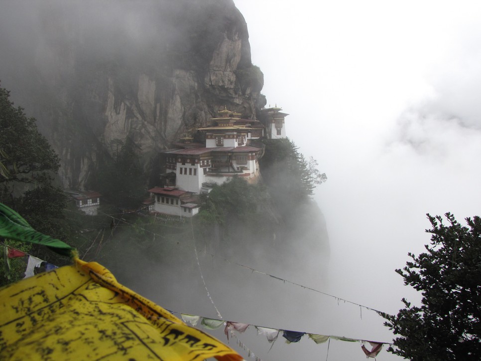 Tigrisfészek Kolostor lengedező imazászlókkal I, Paro, 2014