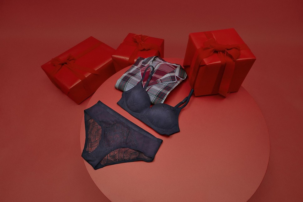 large JPG RGB-AW24TriumphEuropeXmasPHipster LD 1 Wide