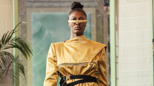 Párizsban mutatott be az EVELINFINK, ruhái erőt adnak a nőknek