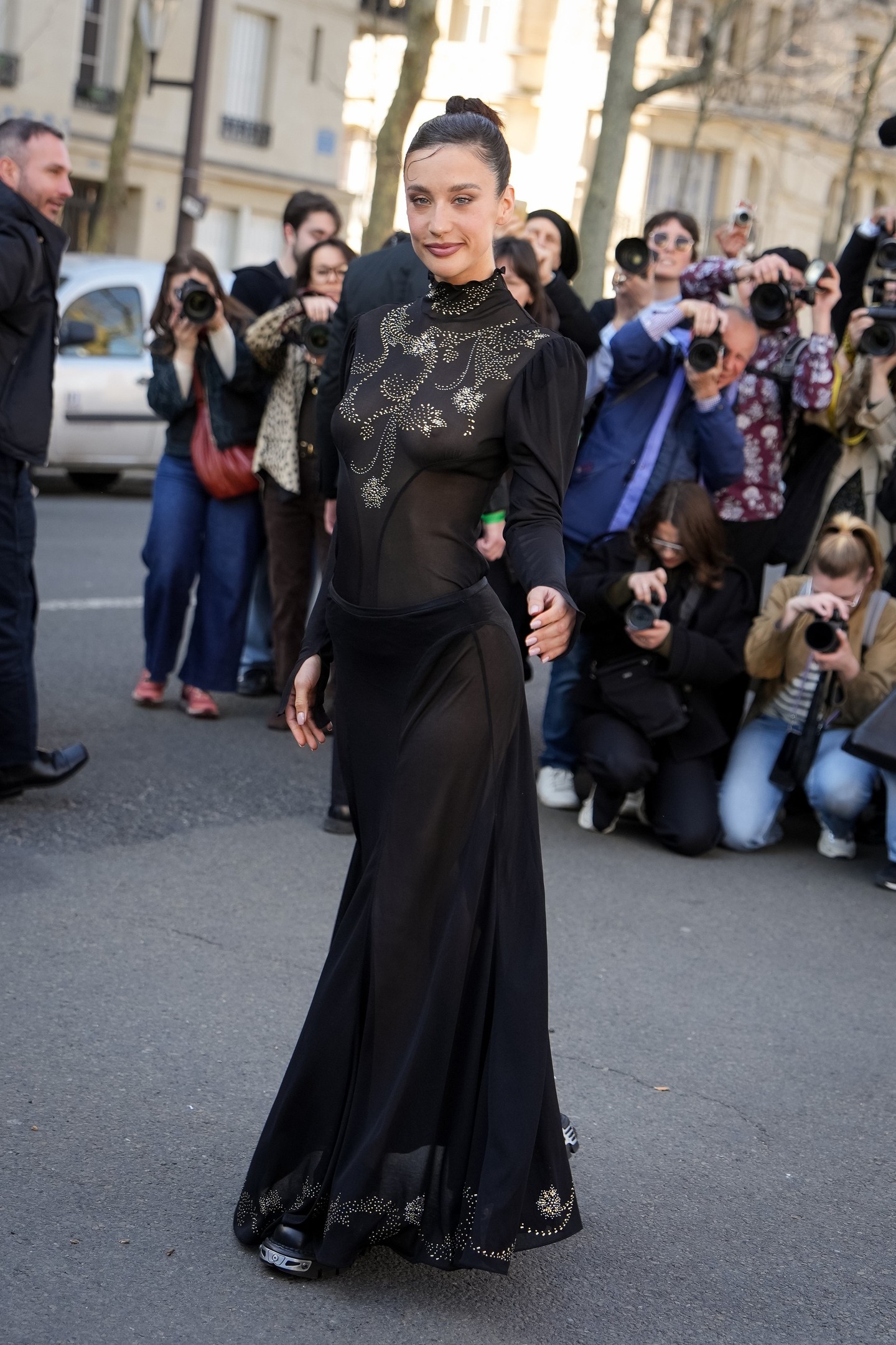 Maria Pedraza csodás meztelenruhában érkezett a Rabanne március 6-án tartott bemutatójára