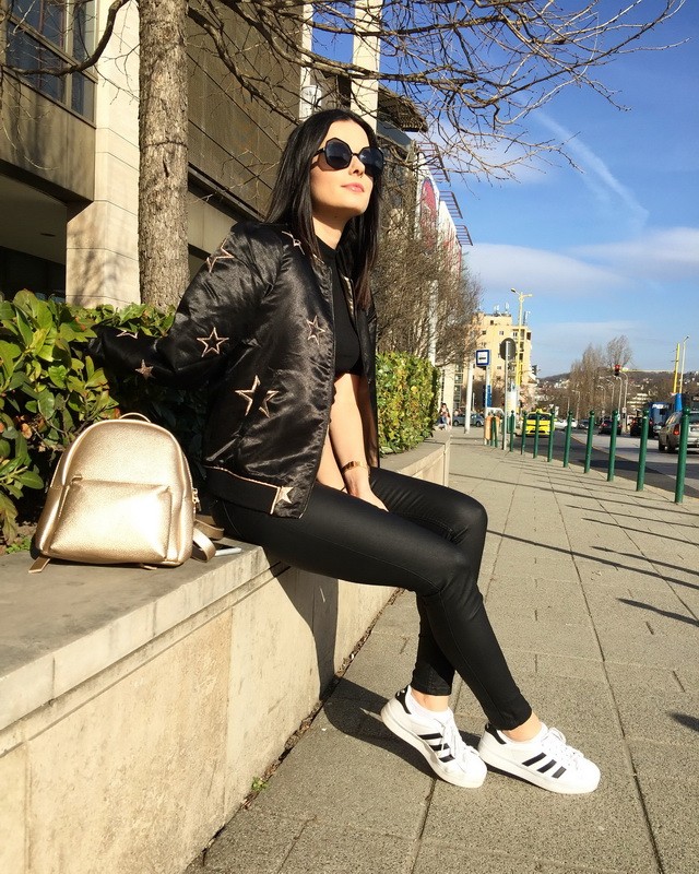 Lola feketébe öltözött a mai fotózásra