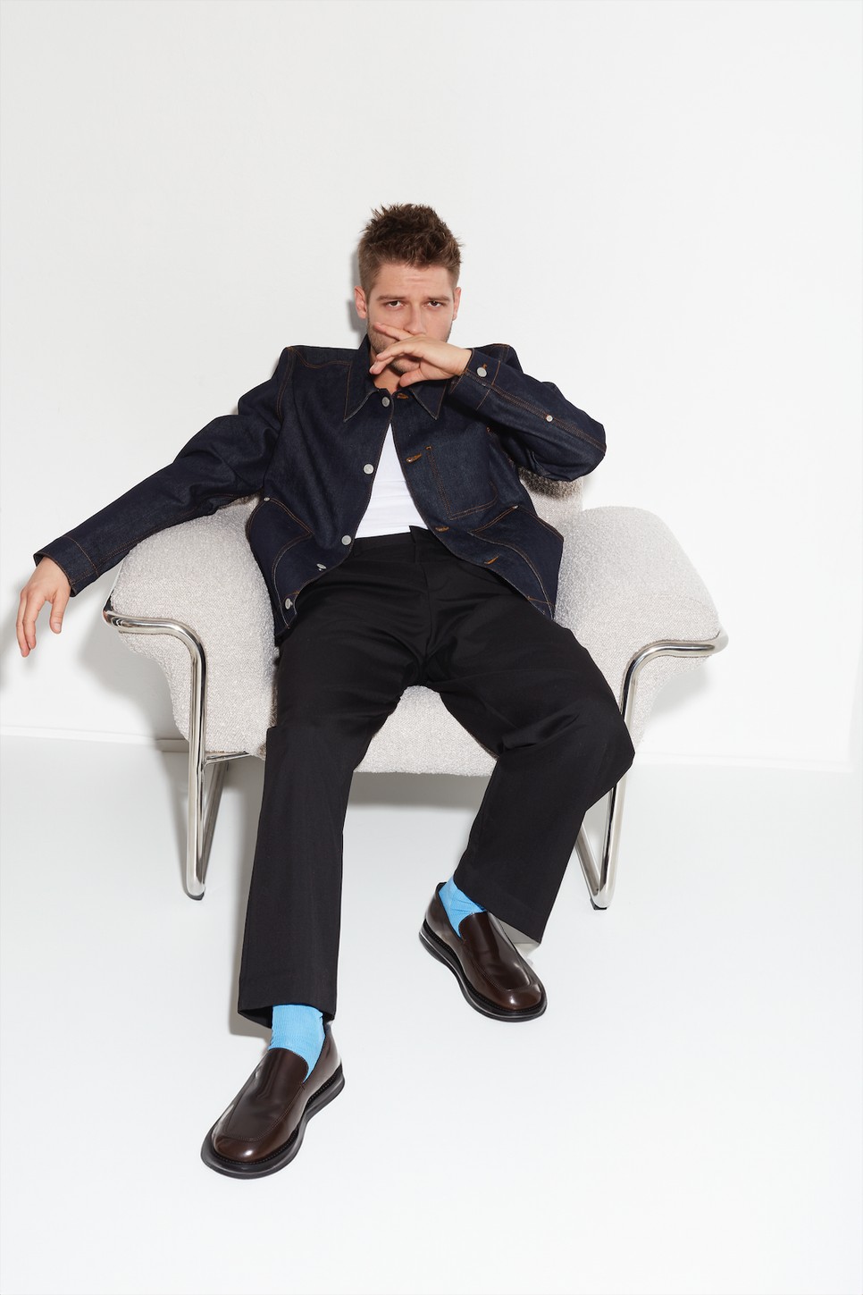 A D*CKS című film Miller Dávid, Simon Zoltán, Dobos Evelin és Nagyistók Edit főszereplésével készült független magyar-amerikai produkció - Felső RESERVED - Nadrág, farmerdzseki, cipő COS - Zokni CLAZEDONIA