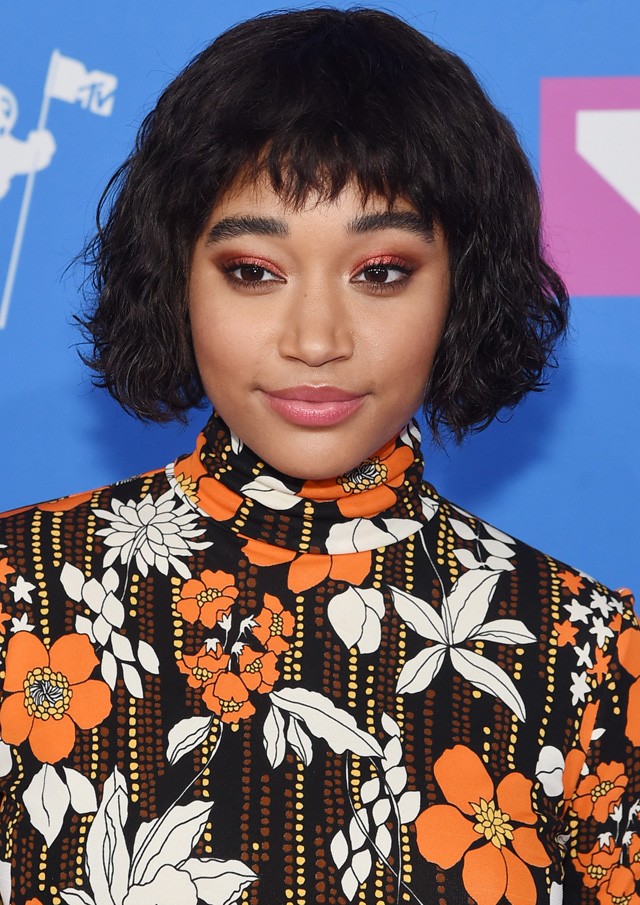Amandla Stenberg narancssárga metálfényű szemsminkje csodálatos összhangot alkotott ruhájával