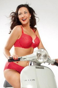 Demmer Erika pin-up girlként pózol