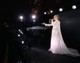 Céline Dion nemcsak a hangjával, de megjelenésével is elkápráztatta a nézőket a 2024-es párizsi olimpia megnyitóján, amelyre egy mesés Dior ruhát választott.