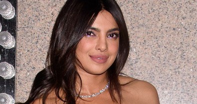 Priyanka Chopra olyan gyönyörű ruhát viselt eljegyzési partiján, hogy rögtön férjhez mehetett volna benne