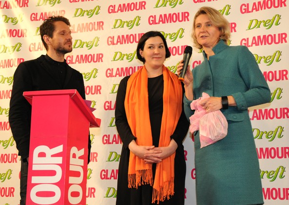 Maróy Krisztina, a GLAMOUR főszerkesztője boldogan nyújtotta át Harmati Hedvignek, a MOME Textiltanszékének vezetőjének az 1 millió forintot. Köszönjük, GLAMOUR-olvasók!