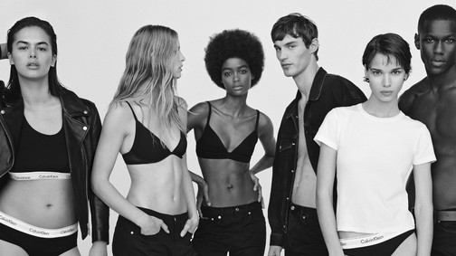 Harminc éves a világ első uniszex illata: így vonultak akkor a kilencvenes évek leghíresebb szupermodelljei a Calvin Klein kifutóján