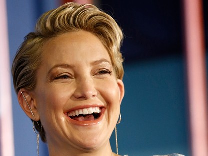 Jó ég, Kate Hudson pocakja már HATALMAS