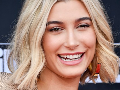 Nagyon vagány: Meghan Markle után már Hailey Baldwin is a monokróm trend szerelmese