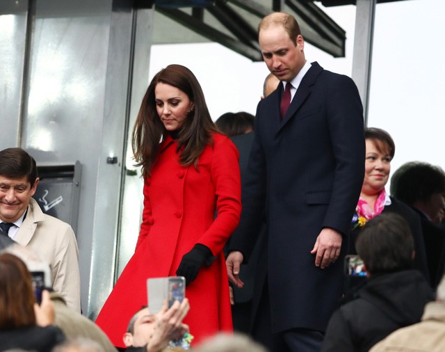 Kate Middleton vörös Carolina Herrera kabátban