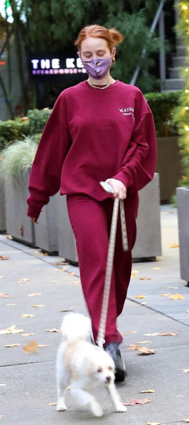 Madelaine Petsch kutyasétáltatós szettje az új kedvenc karantén-outfited lesz