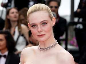 Elle Fanning mellbimbóját csak egy apró virág takarta a cannes-i filmfesztivál vörös szőnyegén