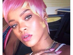 Rihanna rózsaszín frizurával sokkol