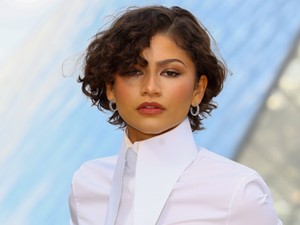 Zendaya istennőként pózolt a vörös szőnyegen, szettjéből csak úgy árad a merészség