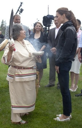 Az alternatív változat: találkozás egy indián varázslóval, Kate már cseppet sem olyan magabiztos. Hol van Vilmos, vagy ő már békává változott?