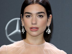 Dua Lipa a világ legretróbb esküvői ruháját hordta a vörös szőnyegen