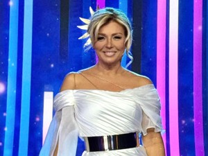 Liptai Claudia fehér ruhában villantotta meg combjait a Sztárban sztár All Stars élő adásában és nem kért elnézést érte