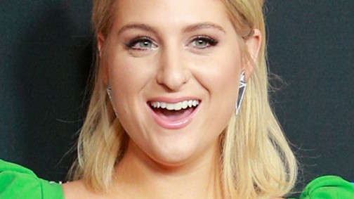 Meghan Trainor a vörös szőnyegen mutatta meg óriási gyémánt eljegyzési gyűrűjét!