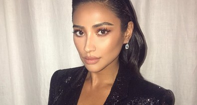 A Pretty Little Liars sztárjának mindkét halloween jelmeze olyan szexi volt, hogy nem jutunk szóhoz!