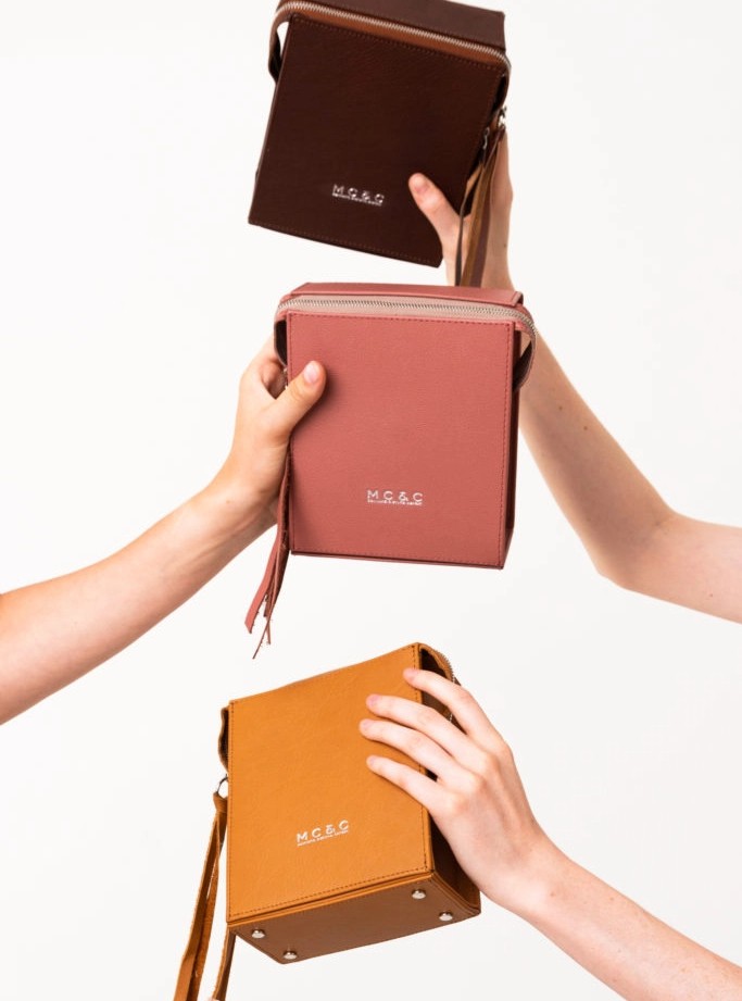 A MrCarterCo. tárkáit a márka oldalán, a mrcarterco.com oldalon tudod megrendelni.