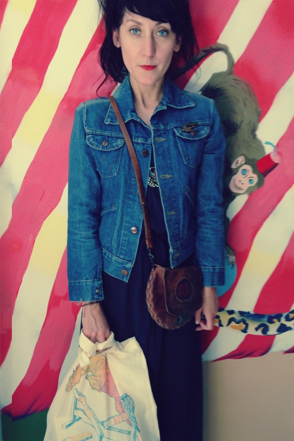 Kriszti ma farmerdzsekis szettben