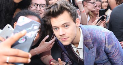 Harry Styles kilakkozta a körmeit, és mindenki odavan érte