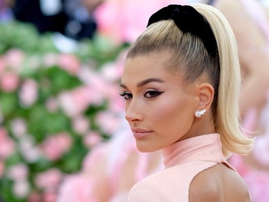 Hailey Bieber igazi Bratz babaként járja Párizst