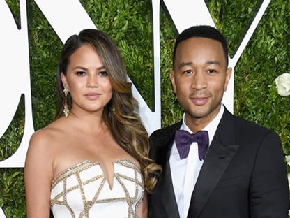 Chrissy Teigen elárulta, mi a baja a kutyapózzal
