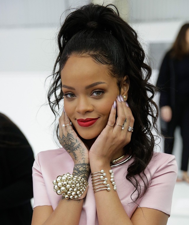 Rihanna majdnem eldobta a telefonját, amikor meglátta hasonmását