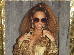 Beyoncé tetőtől talpig aranyba öltözött és egy igazi dög!