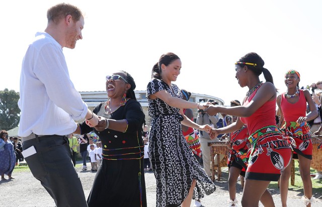 A hercegi pár beszáll a törzsi táncba