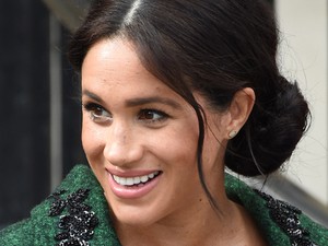 Harry herceg keresztapa lett, Meghan Markle pedig egy gyönyörű vintage Dior kabátban kísérte el a keresztelőre