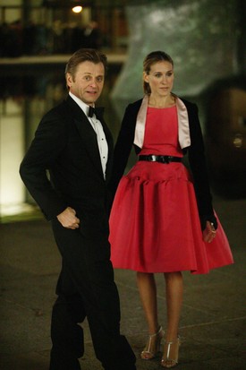 Carrie a Vogue-ban szúrta ki ezt a pink Oscar de la Renta ruhát, amit Alekszandr Petrovszkij később megvett neki. Bár az operába készült, végül a McDonald's-ig jutott a meseszép kreációban.