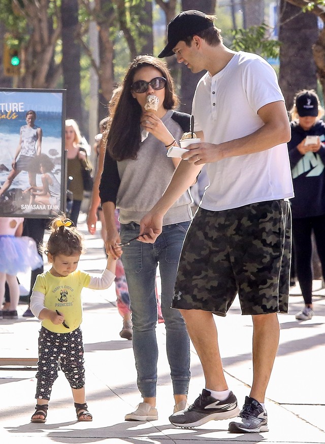 ashton kutcher, mila kunis, gyerek, fagyizás, cuki