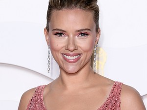Scarlett Johansson meseszép rózsaszínű, tollakkal borított ruhájában a Bafta gálán