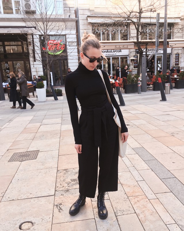 Barbi ma nem gondolkodott rajta, mit vegyen fel, mégis szuperül néz ki