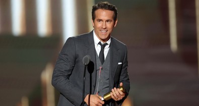 Olvadásveszély: Ryan Reynolds a kislányaitól kapott karkötőben lépett színpadra