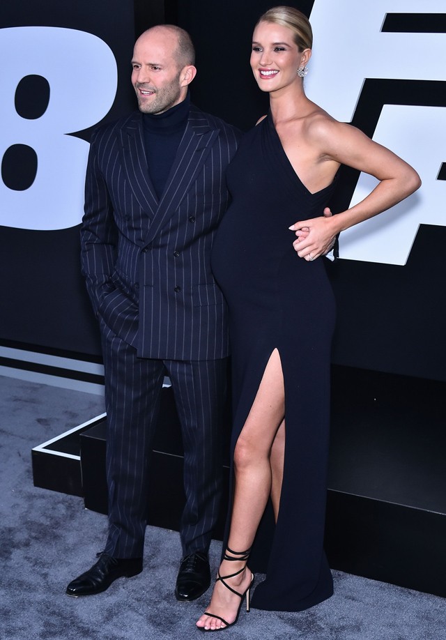 A várandós, Rosie Huntington-Whiteley és Jason Statham a vörös szőnyegen