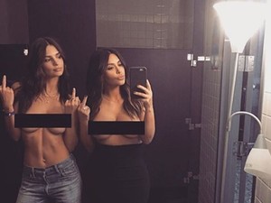 Kim Kardashian és Emily Ratajkowski közös cicis szelfijétől felrobbant az Instagram