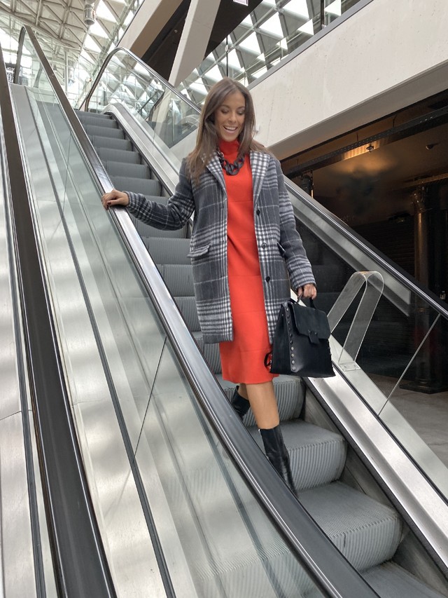 Molnár Andi megtalálta a tökéletes kockás kabátot